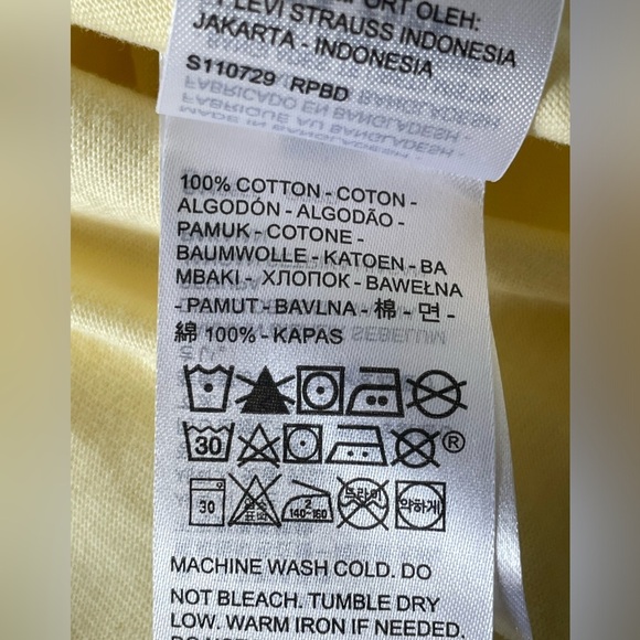 Levi's Women's Graphic Butter Yellow T-Shirt Plus Size 1X - Picture 5 of 6